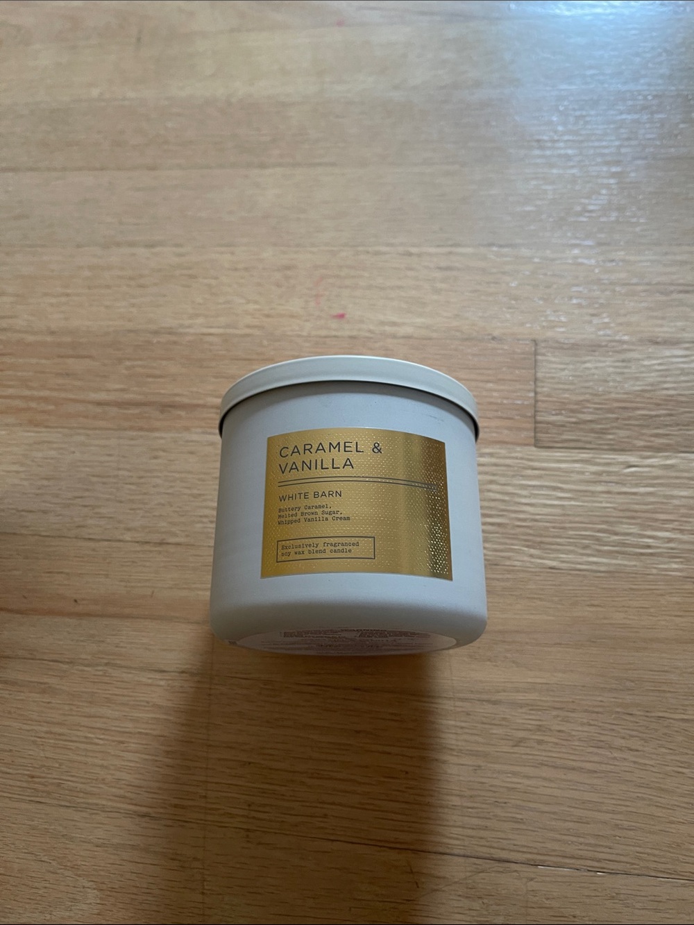 White Barn candle Caramel & Vanilla